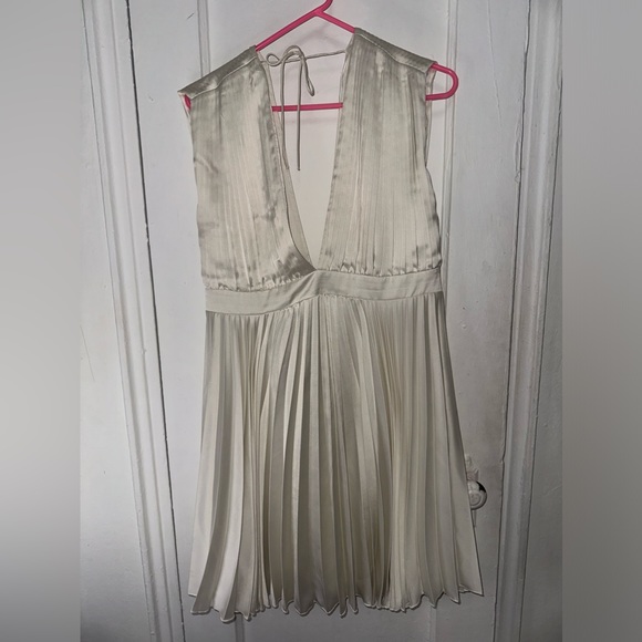 Abercrombie & Fitch Dresses & Skirts - Abercrombie white pleated dress